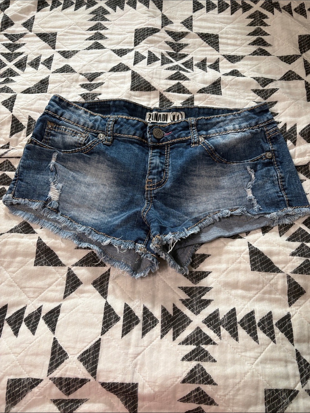 Zanadi Distressed Frayed Hem Denim Shorts - Blue
